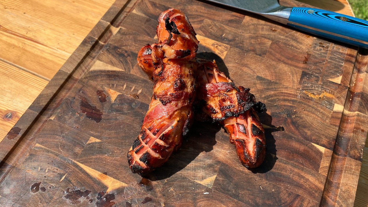 Wurst im Speckmantel mit Barbecue-Senf-Marinade