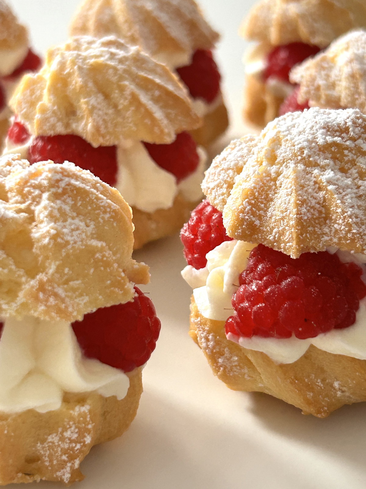Bringebærkremfylte Profiteroles