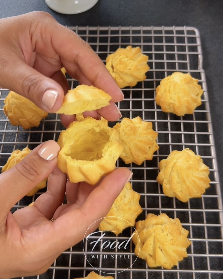 Image of Pentru umplutură, bateți smântâna cu zahărul pudră până se formează...