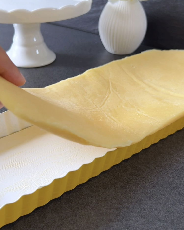 Image of Préchauffez le four à 180°C. Étalez la pâte et pressez-la...