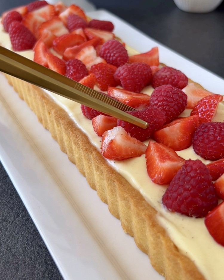 Image of Decora con frutas frescas antes de servir.
