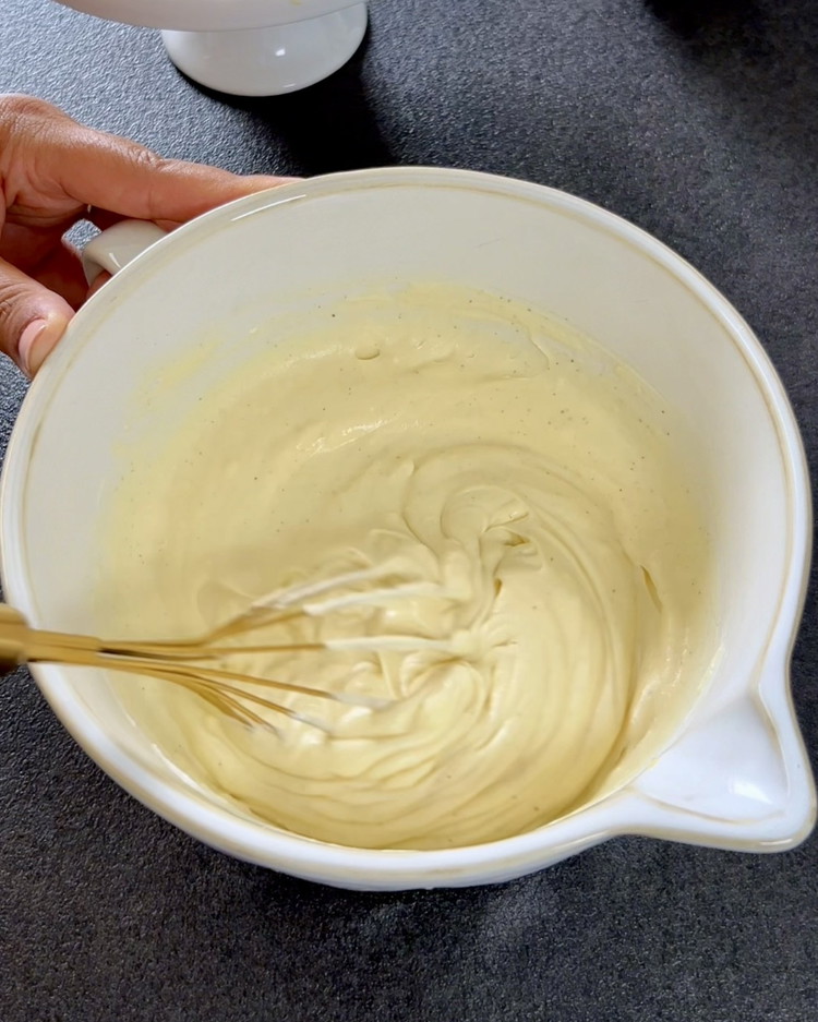 Image of Bate la crema con el estabilizador hasta que esté firme. Incorpora a la crema pastelera enfriada para hacer la crema diplomática.