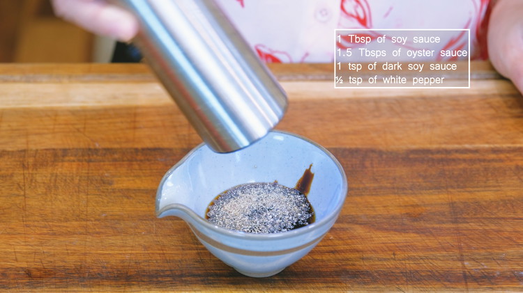 Image of While waiting, combine the soy sauce, oyster sauce, dark soy sauce, and white pepper in a bowl. Mix thoroughly and set it aside.