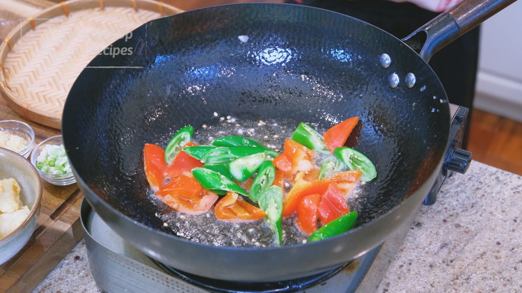 Image of Keep the oil at 380℉ / 193℃, add the green and red pepper, and stir for 10 seconds. Remove and set it aside.