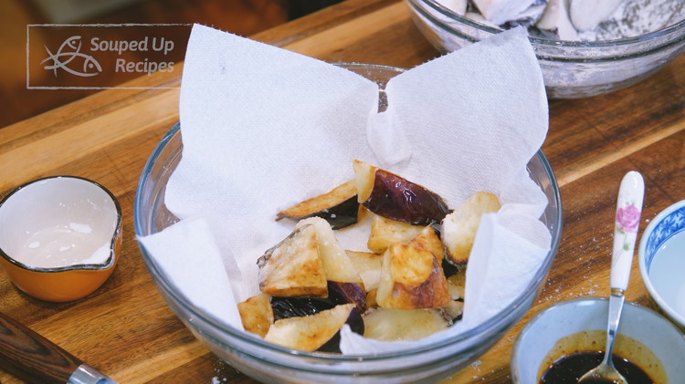 Image of Shallow-fry the eggplant until crispy, about 1 minute per side, and then remove and set it aside.