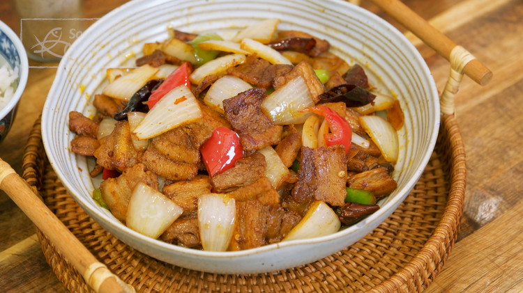 Image of This is what we call Ganguo-style foods, which means dried pot, referring to jerky-like meat with a concentrated taste. You can switch the onion to cauliflower, which is another popular dish called Ganguo Huacai (干锅花菜). If you use lotus root,...