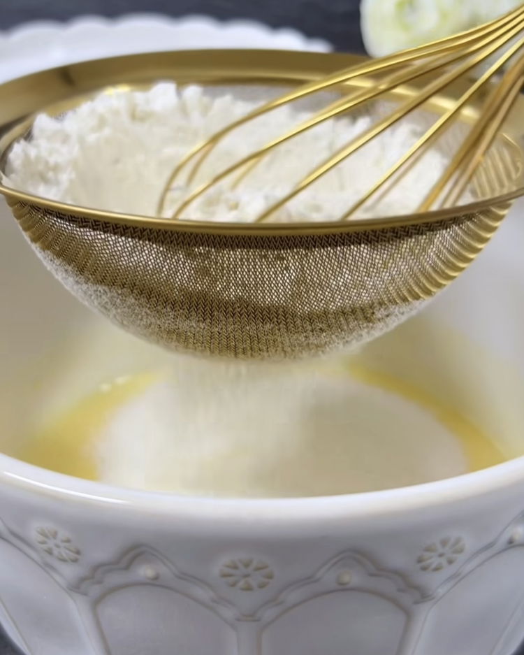 Image of В отделна купа комбинирайте брашното, бакпулвера и солта. Постепенно добавяйте...