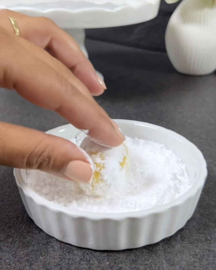 Image of Оформете тестото на топки с размер на орех. Оваляйте тестените...