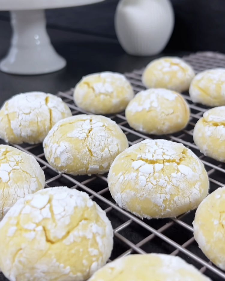 Image of Извадете бисквитите от фурната и ги оставете да се охладят...