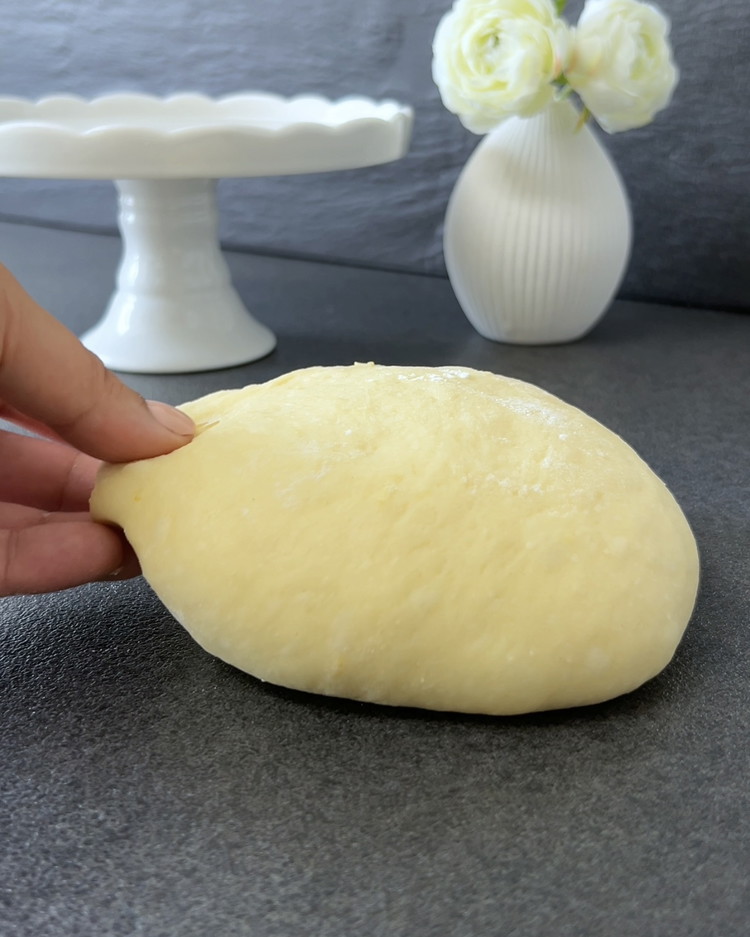 Image of Den Teig abdecken und an einem warmen Ort etwa 1 Stunde gehen lassen, bis er sich verdoppelt hat.