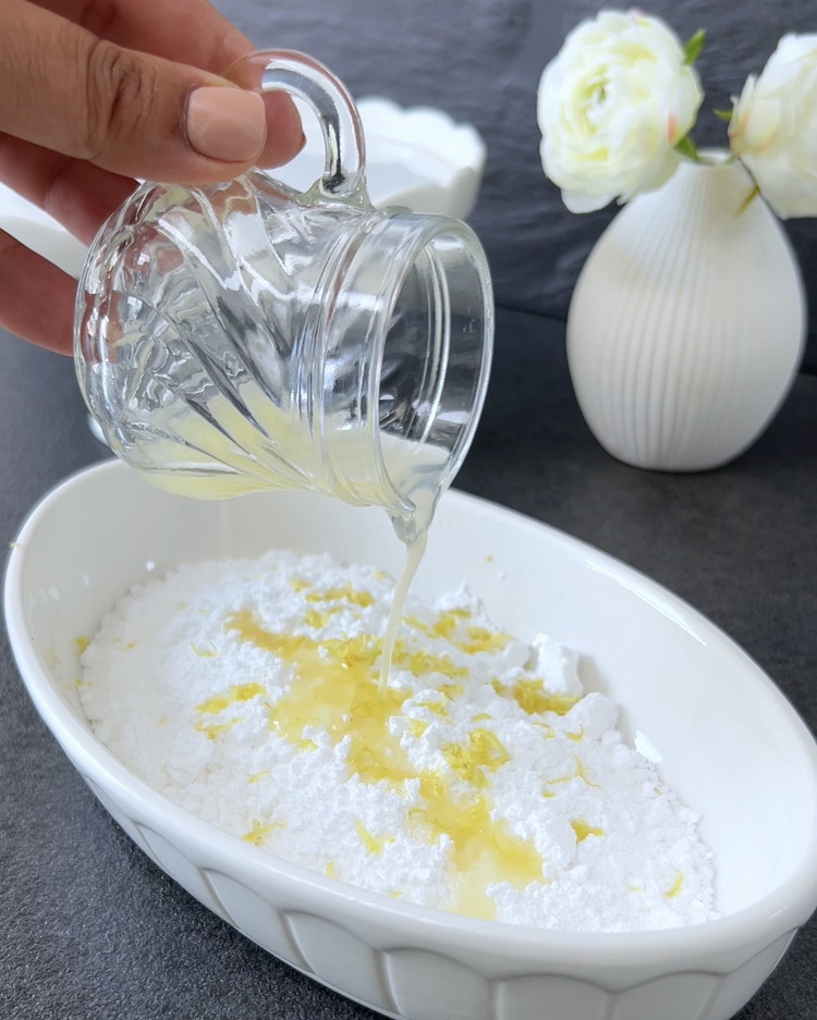 Image of Für den Guss den Puderzucker mit dem frisch gepressten Zitronensaft glatt rühren. Optional können Sie zusätzliche Zitronenschale für einen intensiveren Zitronengeschmack hinzufügen.