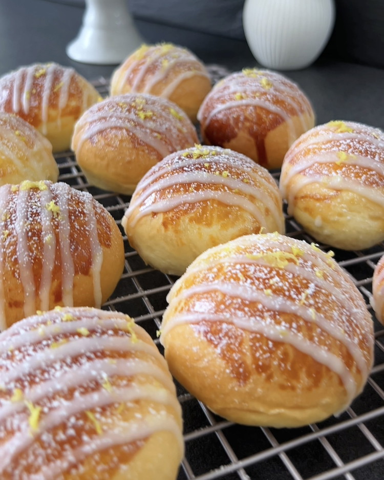 Image of Den Guss in dünnen Linien über die abgekühlten Brioches träufeln.