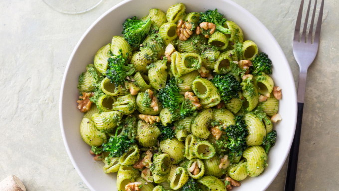 Image of Pasta with green pesto, broccoli and walnuts