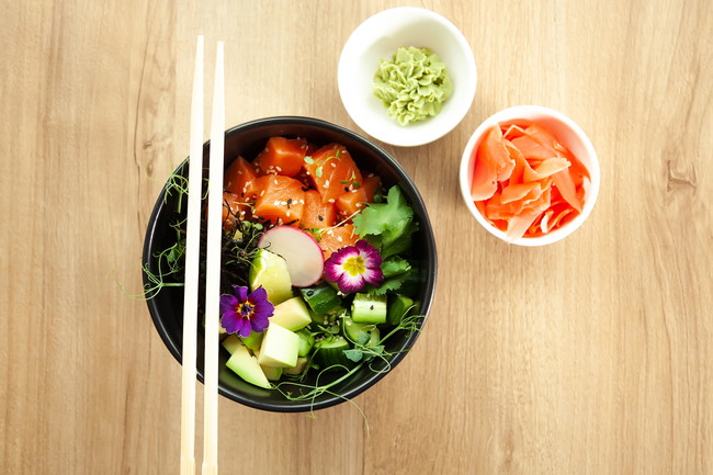 Image of Salade de saumon et d'avocat à la sauce wasabi