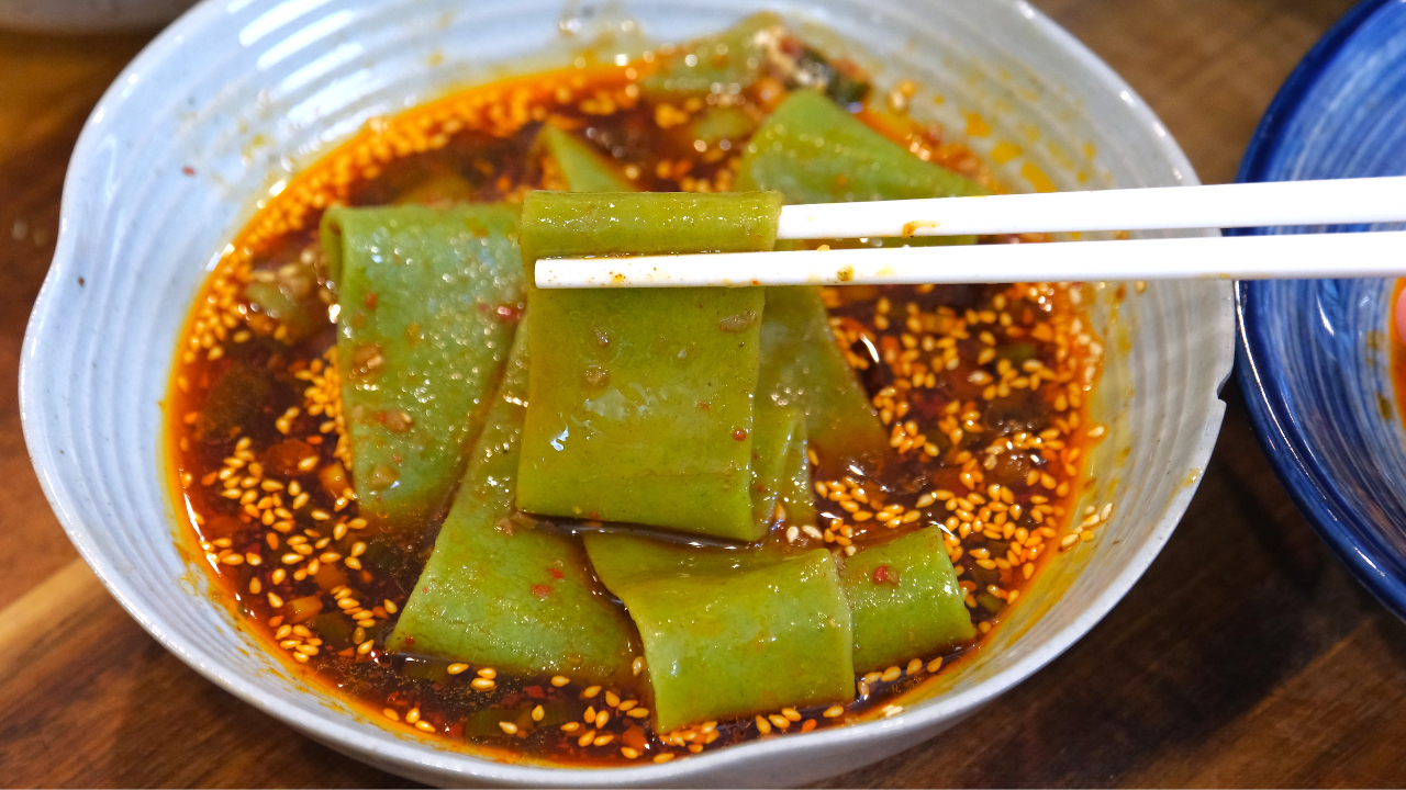 Image of Cilantro-lover's Alert!! Chinese Belt Noodle Recipe (香菜蘸水面)