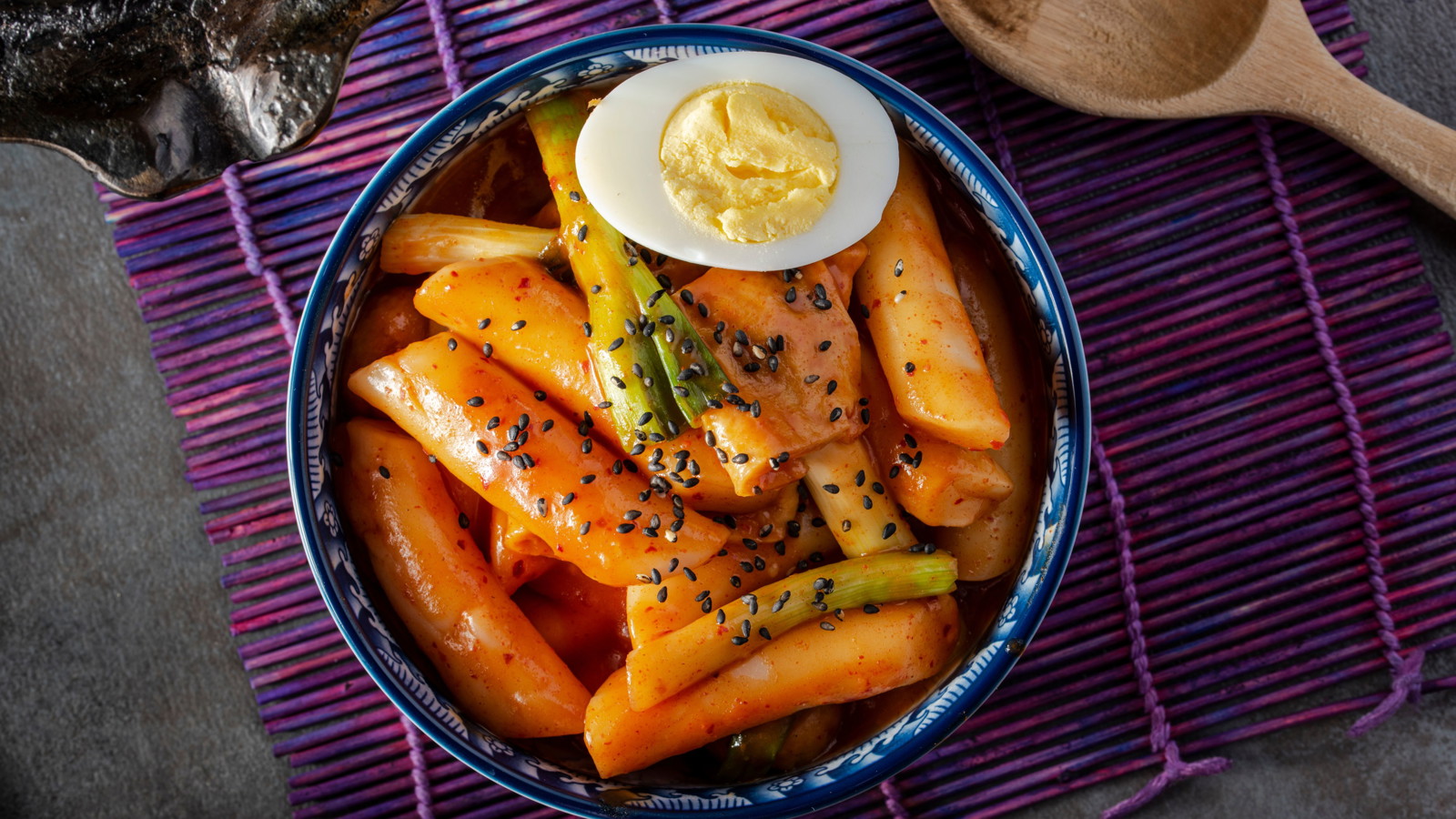 Image of Gâteaux de riz en sauce pimentée sucrée (Tteokbokki)