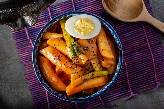 Image of Gâteaux de riz en sauce pimentée sucrée (Tteokbokki)