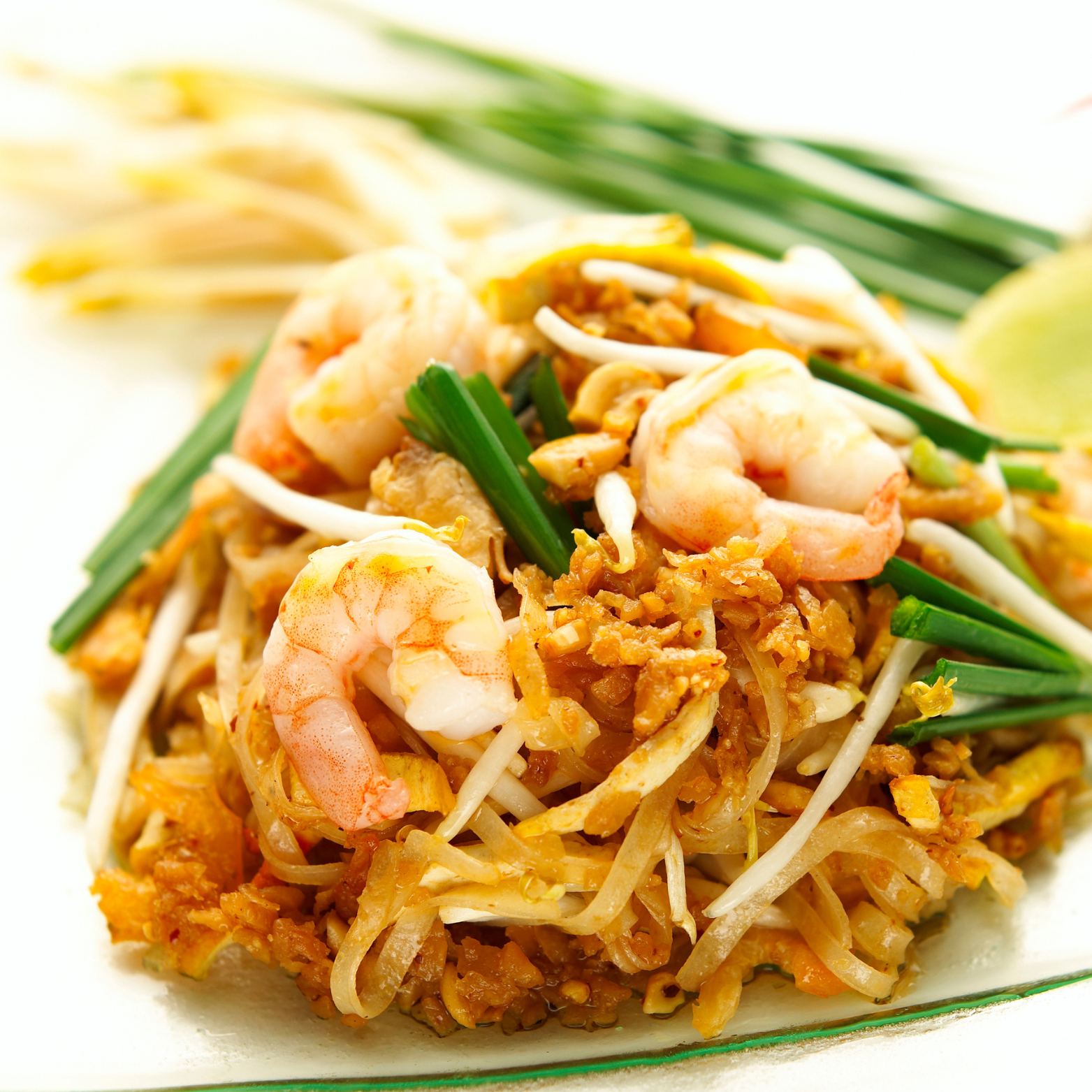 Image of Pad Thai - Thailändische Reisnudeln in süß-saurer Tamarindensoße mit Garnelen