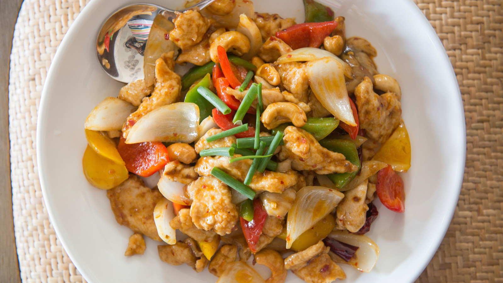 Image of Poulet aux noix de cajou, oignon vert et chilis