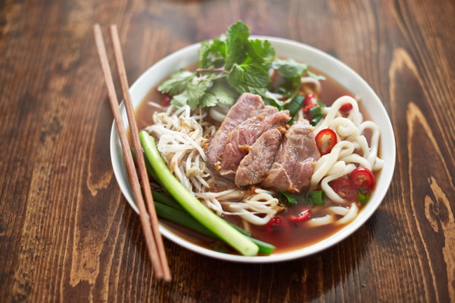 Image of Soupe de nouilles de riz au boeuf et aux herbes (Pho)