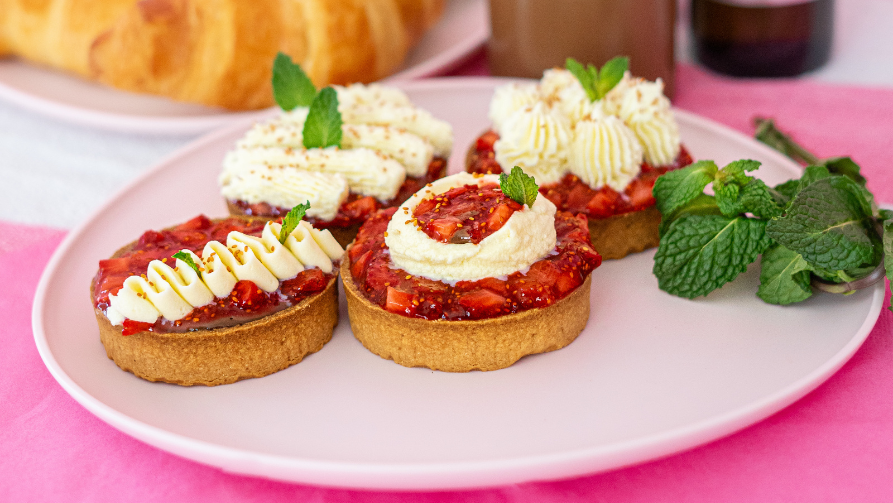 Image of Tartinades, tartelettes aux deux chocolats, fraises et caméline