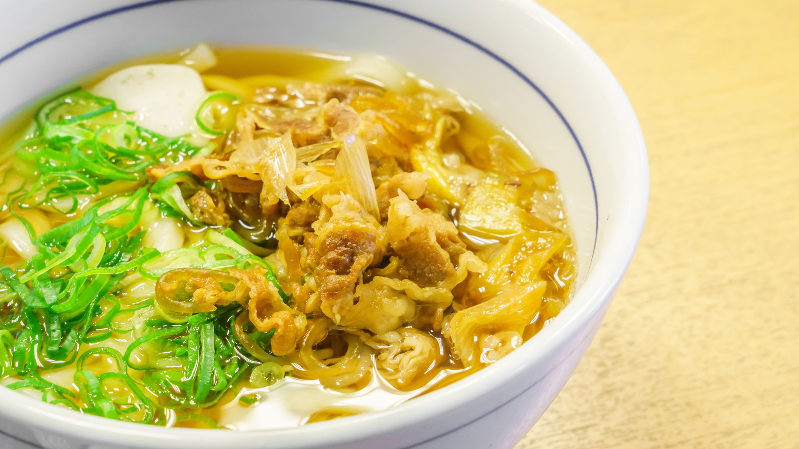 Image of Soupe miso à l'oignon nouveau et à l'oeuf