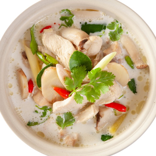 Image of Abschmecken: Die Hitze ausschalten und mit Fischsauce, Limettensaft, Palmzucker und den frischen roten Chilis abschmecken. Gut umrühren und den Geschmack nach Belieben anpassen. Für mehr Schärfe können weitere Chilis hinzugefügt werden.