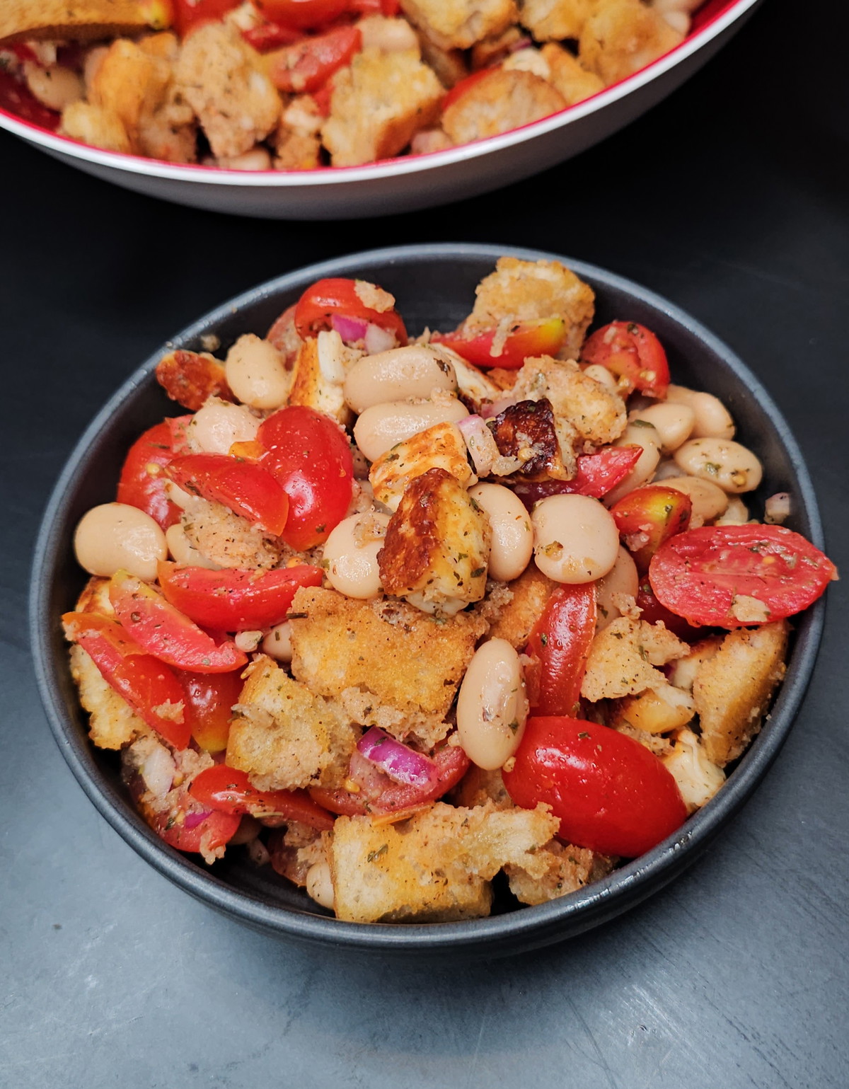 Brotsalat mit Grillkäse und Tomaten