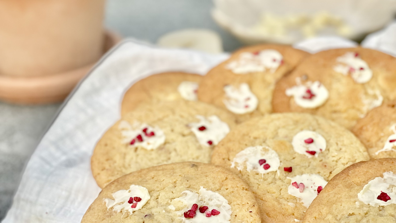 Image of Cookies med hallon & vit choklad