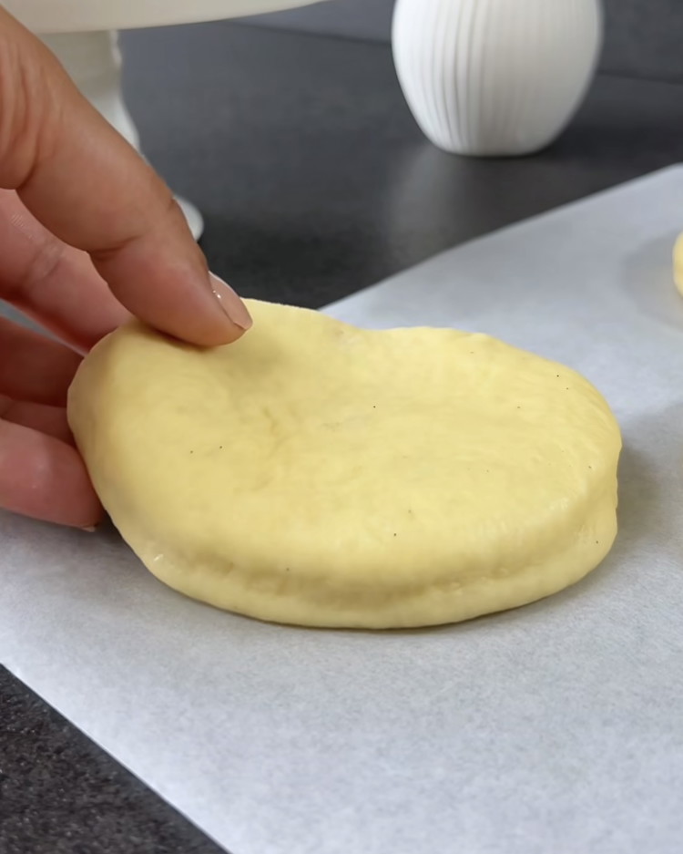 Image of Roll the dough out to 1 cm thickness and cut out 5 circles (about 9 cm in diameter). Place them on a baking sheet, cover, and let rest for 30 minutes.