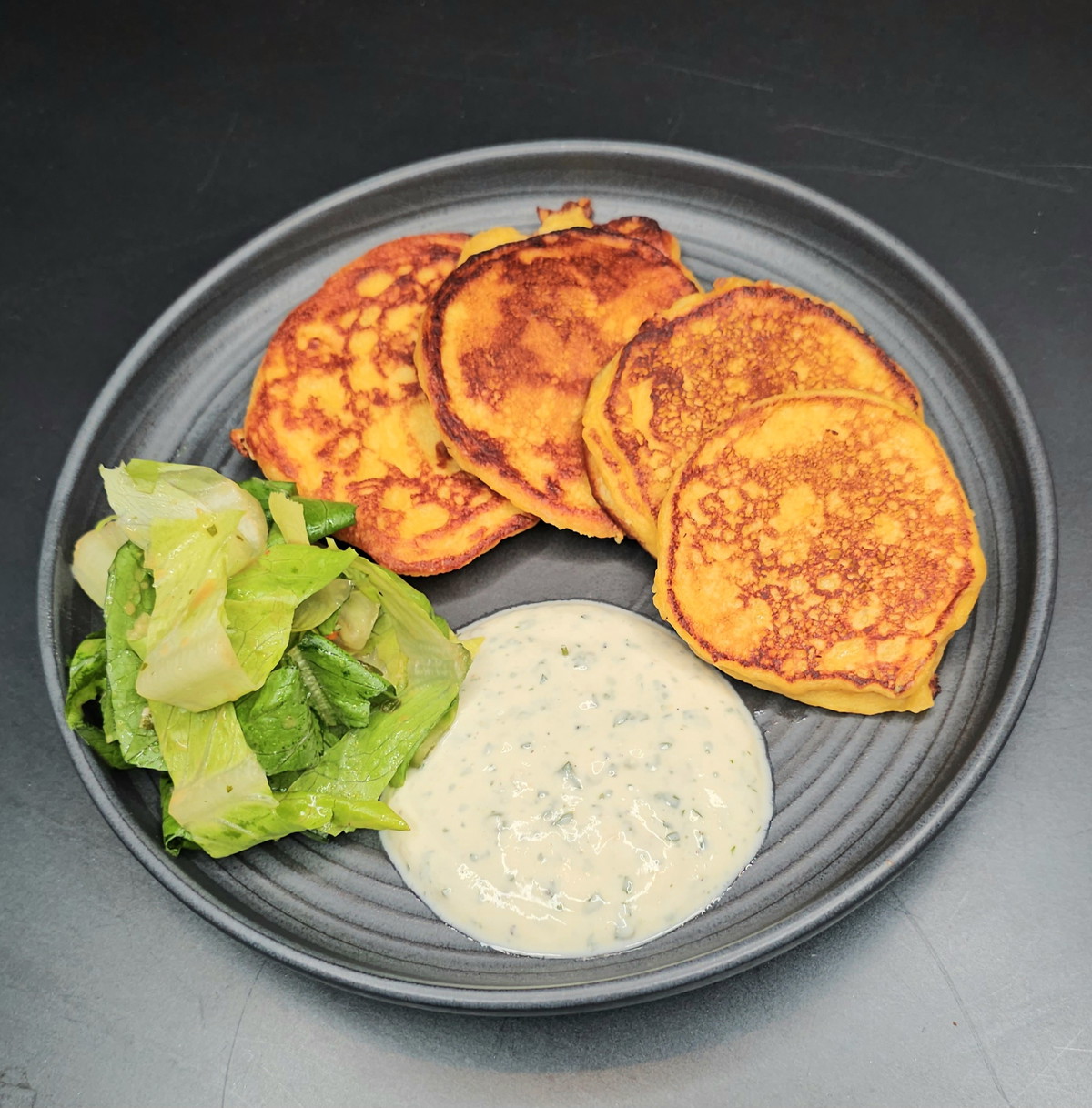 Leckere Maispuffer mit Joghurt-Dip