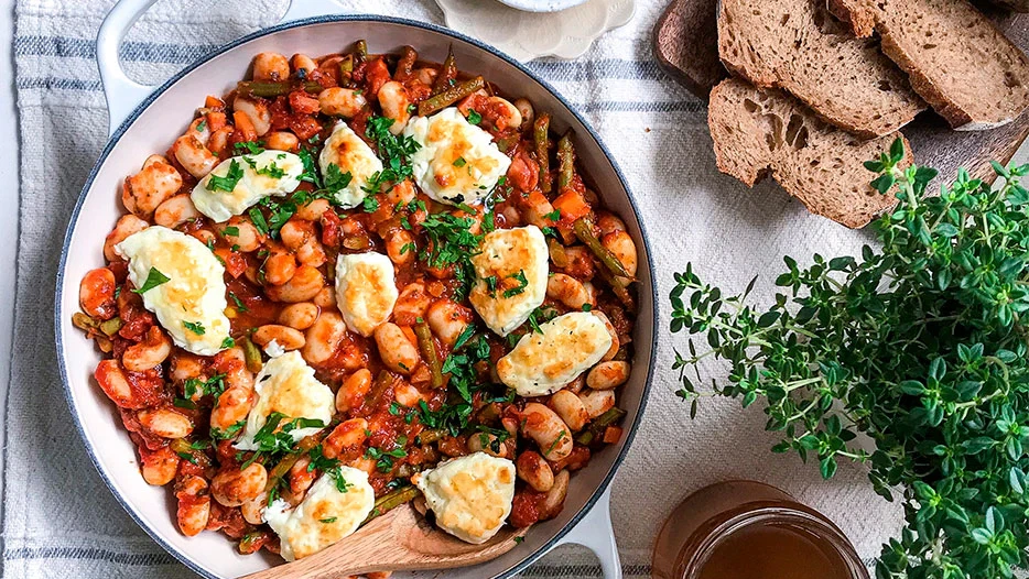 Image of Judías cocidas al estilo griego, con cobertura de feta y miel