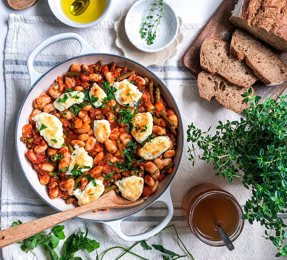 Griechische gekochte Bohnen mit Feta-Honig-Topping