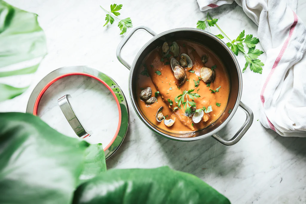 Code di rana pescatrice all'americana con vongole