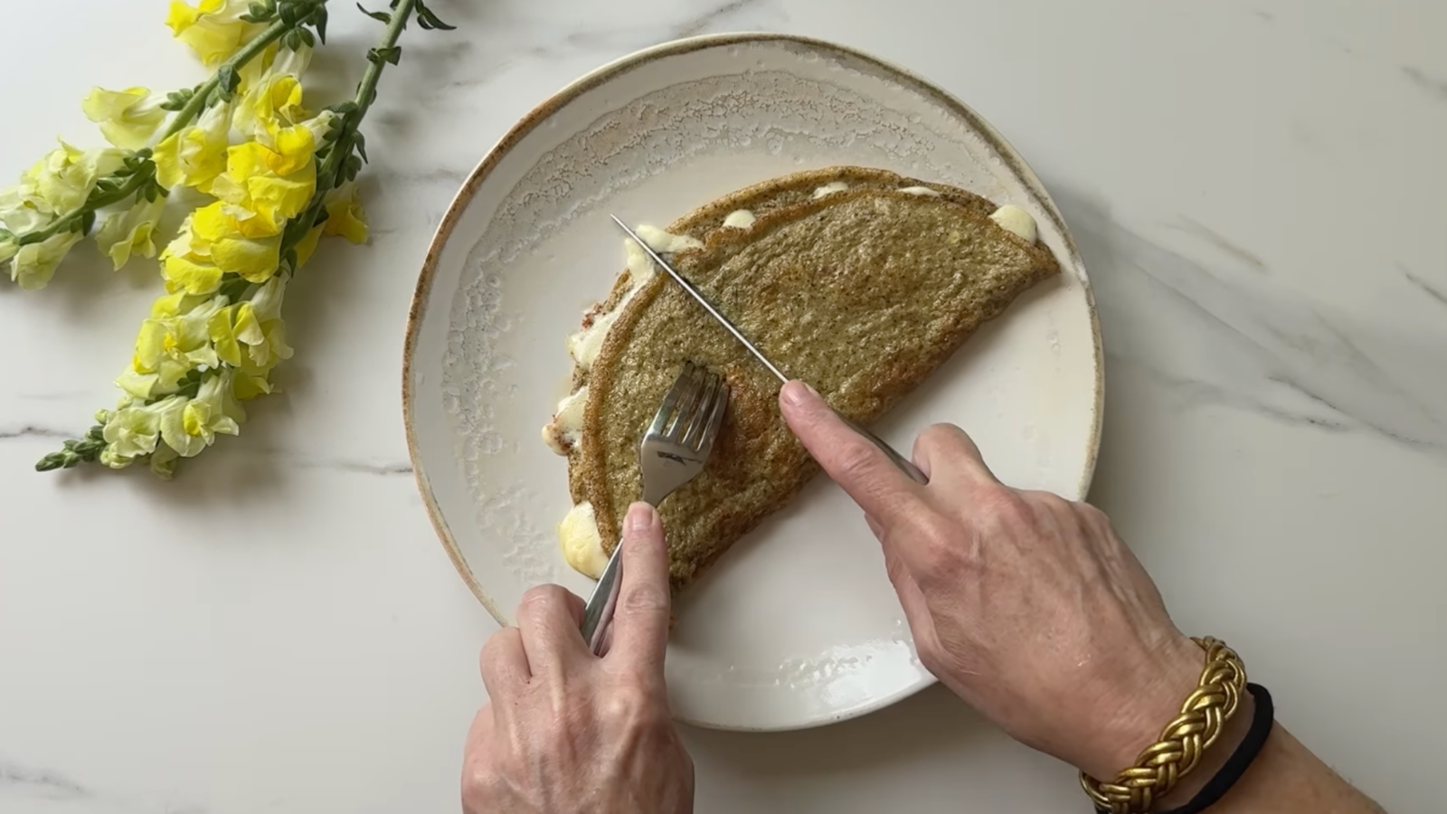 Image of Crepa de huevo con zaatar y queso Oaxaca