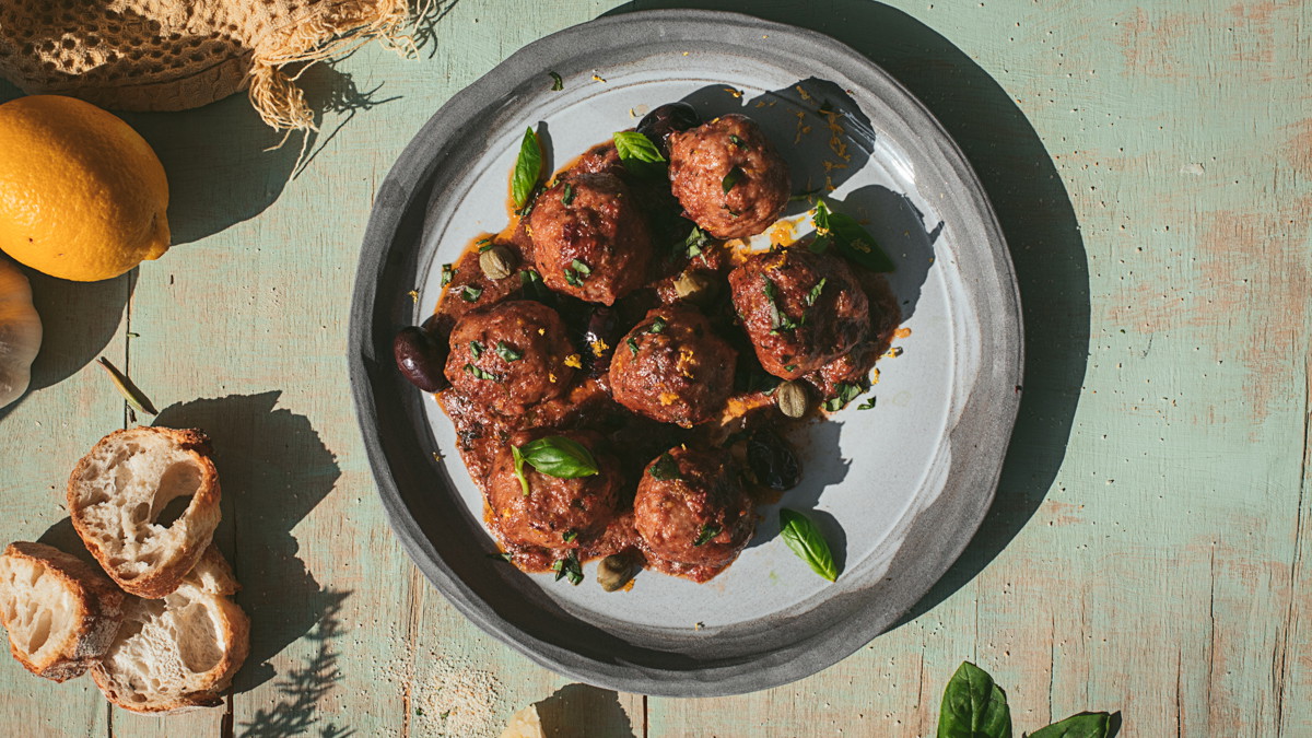 Image of Albóndigas con crema de tomates secos, aceitunas y alcaparras