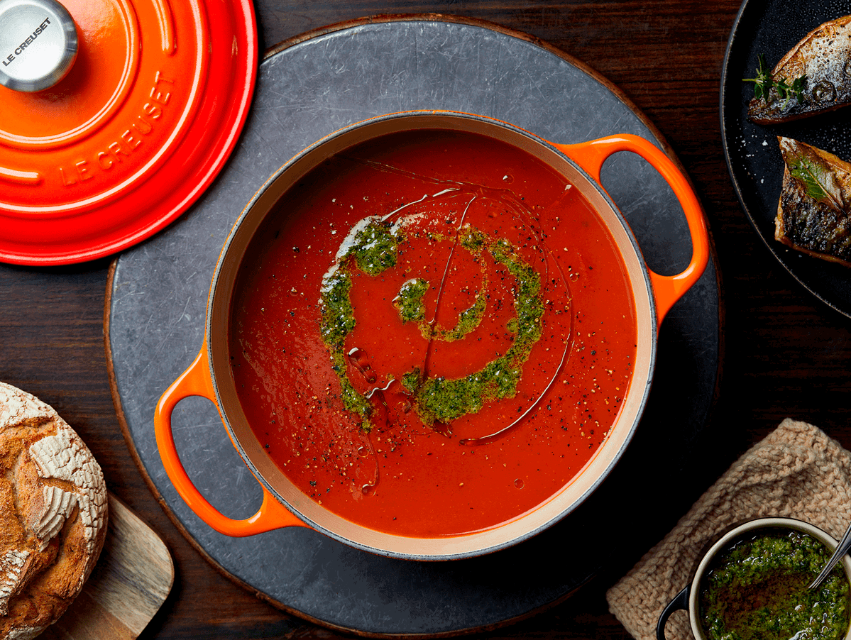 Sopa de tomates asados a fuego lento con caballa frita y pesto