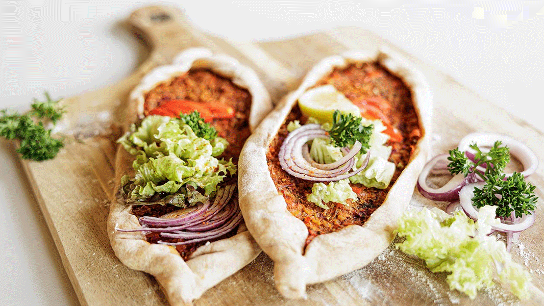 Image of Pide mit Paprika und Walnüssen