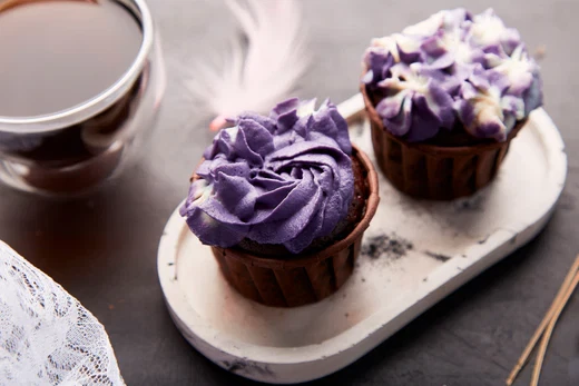 Recette de Cupcakes Décadents au Chocolat et aux Baies de Maqui Pourpres