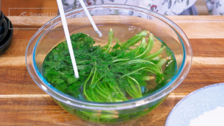 Image of Bring a pot of water to a boil and add 1 tbsp of oil. Toss in the cilantro and blanch it for about 15 seconds. Take it out and rinse it with cold water so it can cool down instantly....