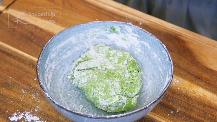 Image of Pour the cilantro puree into 300 grams of bread flour and mix until well absorbed. Gather all the flour together until a rough dough forms. Cover the dough and let it rest for 20 minutes.