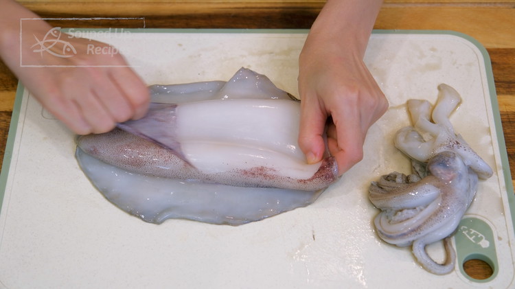 Image of Rub the edge of the squid surface to lose a little bit of tissue; then you should be able to grab the tissue and pull the skin off. Keep doing that until all the skin is gone. This step is optional, but...