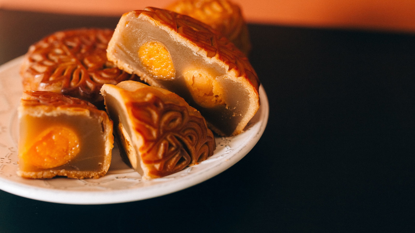 Image of Gâteau de lune au lotus et jaune d'œuf salé
