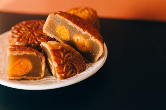 Image of Gâteau de lune au lotus et jaune d'œuf salé