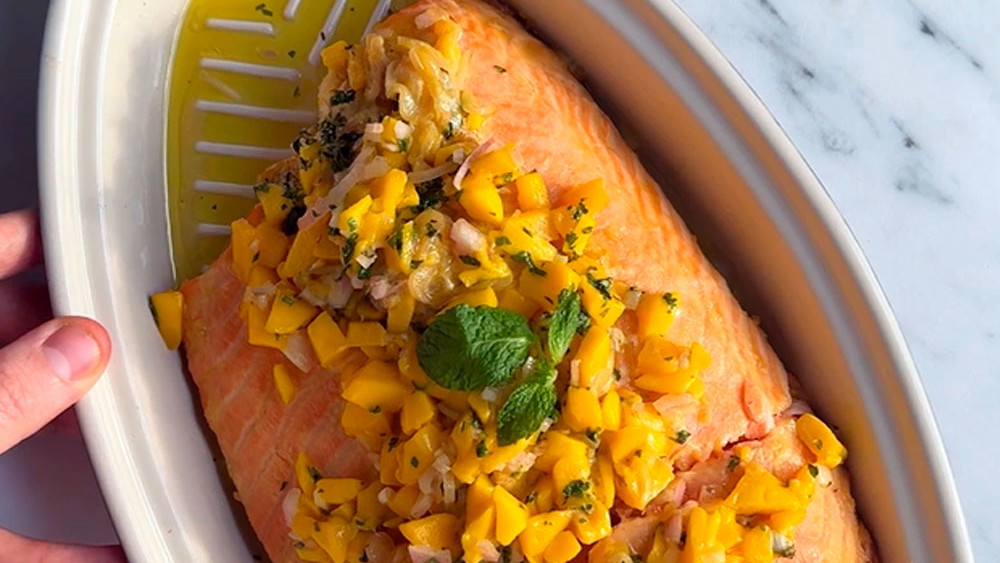 Image of Salmón al horno con miel y salsa de limón y mango