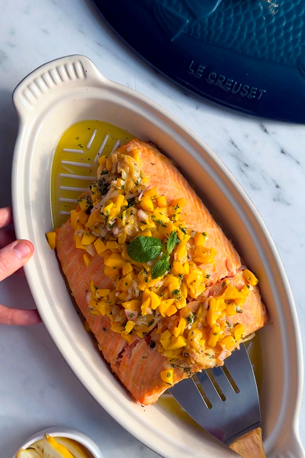 Saumon au four au miel et sauce au citron et à la mangue