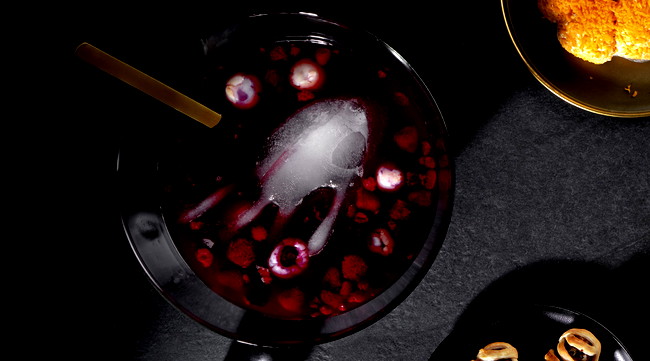 Image of Halloween-Bowle: Die schwimmende Hand