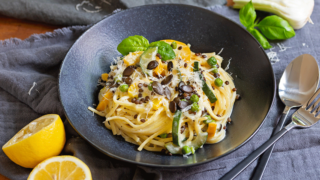 Image of One-Pot-Pasta mit Linsen, Zucchini und Erbsen