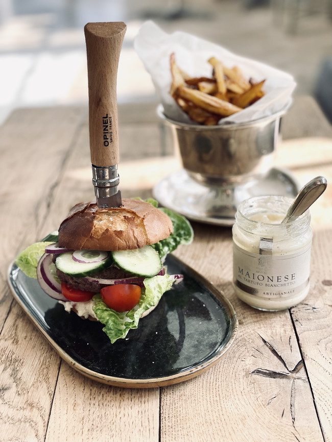 Image of BURGER MED TRØFFELMAYONAISE OG FRITTER 