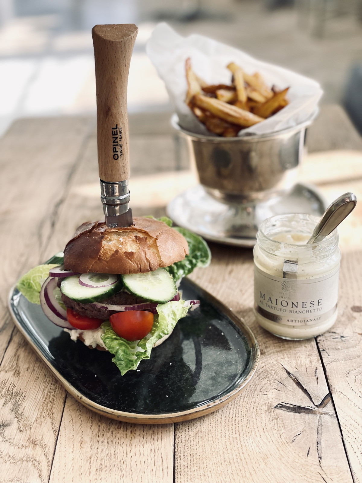 Burger med trøffelmayonnaise og fritter